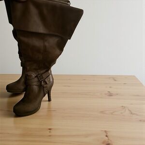 Elegant Brown Knee-High Boots pre-loved